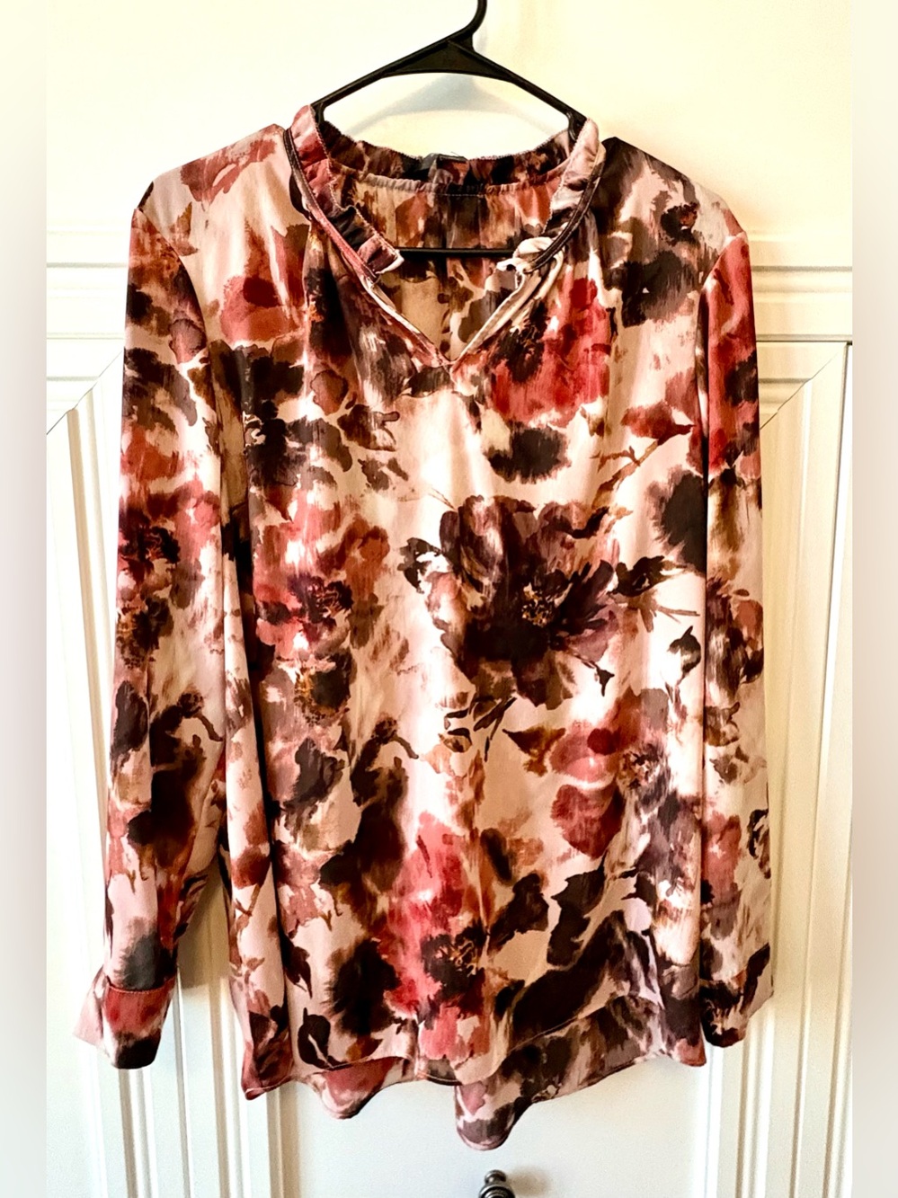 💕 VERA WANG PINK AND MAROON FLORAL BLOUSE RUFFLED NECK AND FOLD UP 3/4 SLEEVES 💕
